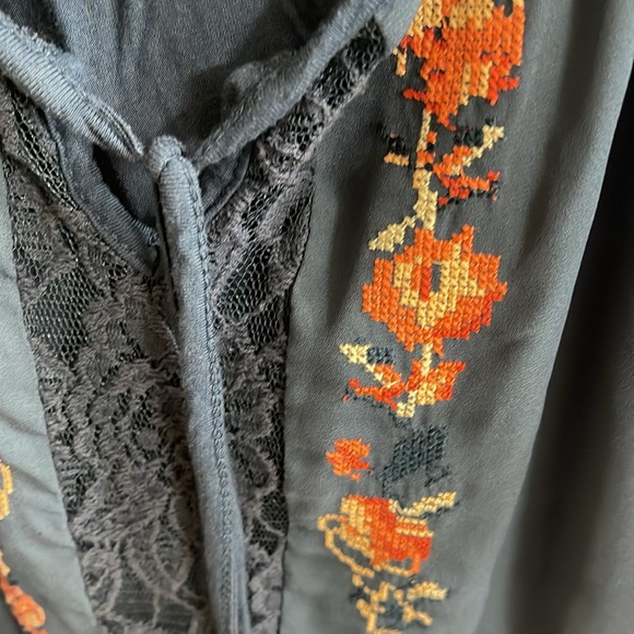 Cute embroidery front top. - Picture 2 of 4